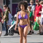 Sokakta Bikinili Dolaşma