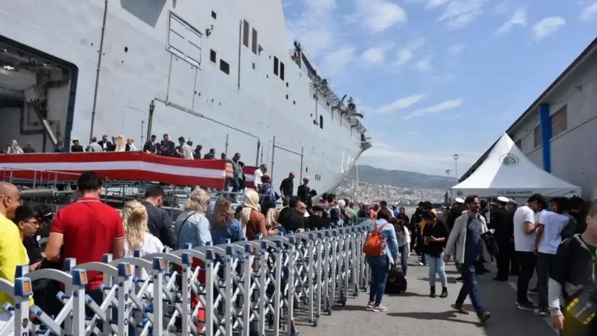 TCG Anadolu İzmir Alsancak Limanı