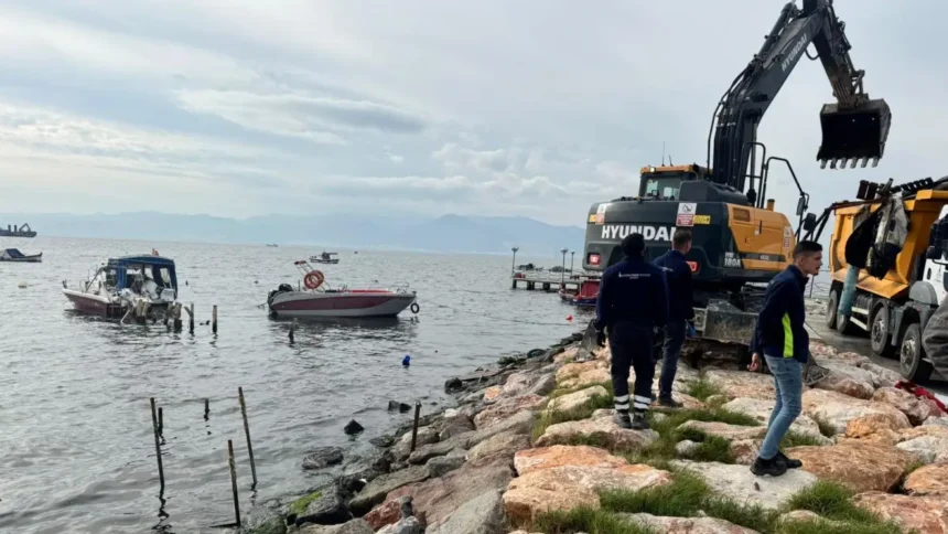 Karşıyaka Kaçak İskele Yıkımı
